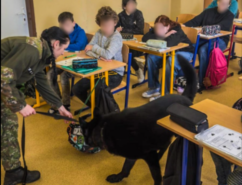 Policajná akcia na škole: žiadne drogy nezistené!