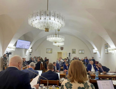 Bardejovskí poslanci schválili kontrolórovi 10-tisícovú odmenu aj 2-miliónový úver