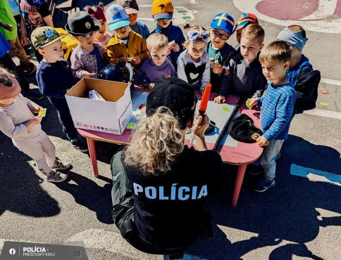 Policajti navštívili materskú školu, predviedli prácu aj štvornohého hrdinu Falca