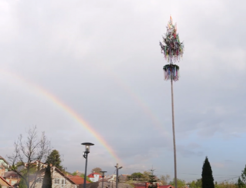 VIDEO | V obci Poproč pri stavaní mája nechýbali radosť a spev