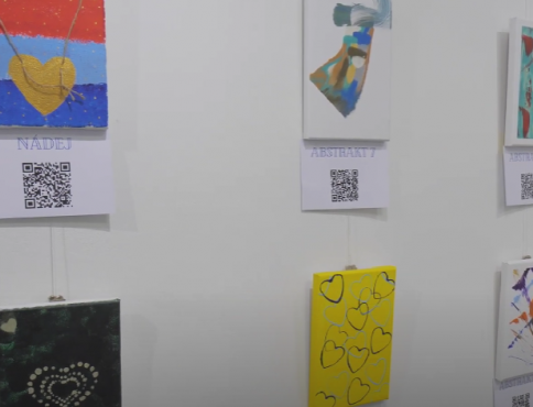 VIDEO | V Bardejove sa konala charitatívna výstava obrazov chlapca s autizmom