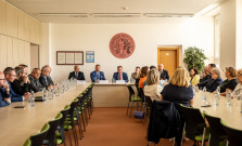 Prešovskú univerzitu v Prešove navštívili zástupcovia vlády, diskutovali o bezpečnosti na akademickej pôde