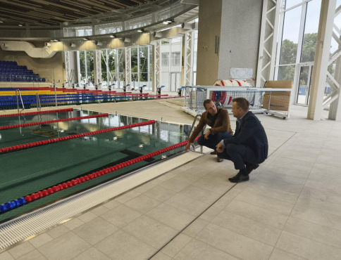 Rekonštrukcia krytej plavárne na Národné olympijské centrum plaveckých športov úspešne napreduje