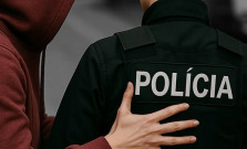 Agresívna žena napadla policajtov – mala v sebe alkohol aj drogy