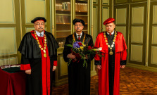 Čestný doktorát Prešovskej univerzity si prevzal významný historik Dienes Dénes