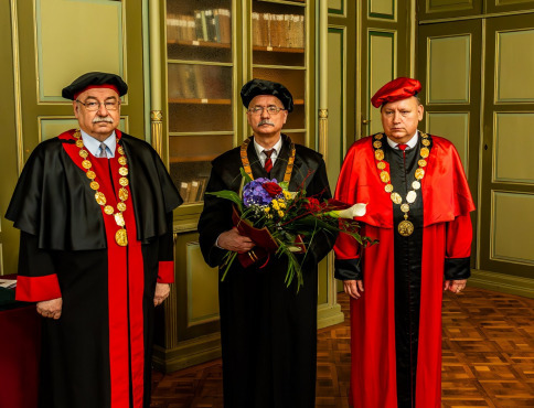 Čestný doktorát Prešovskej univerzity si prevzal významný historik Dienes Dénes