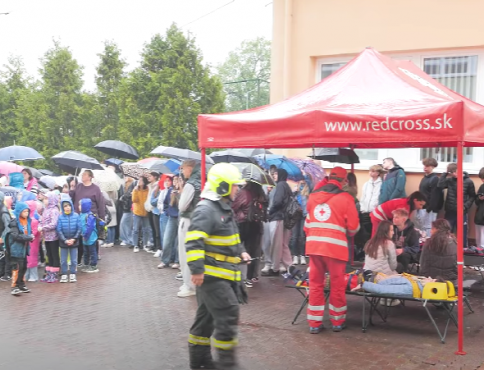 VIDEO | Evakuácia detí zo ZŠ Konštantínovej v Stropkove