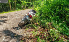 Nezodpovedný motocyklista sa snažil ujsť policajtom – napokon skončil v putách