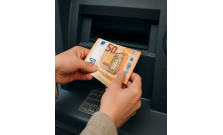 Zistila, že má na účte 1 450 € navyše. Vybrala ich a použila