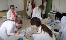 VIDEO | Tajomstvá chémie priniesli radosť z objavovania na SOŠ gastronómie a služieb v Prešove