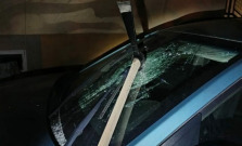 Kameňom rozbil auto, cez sklo zapichol krompáč