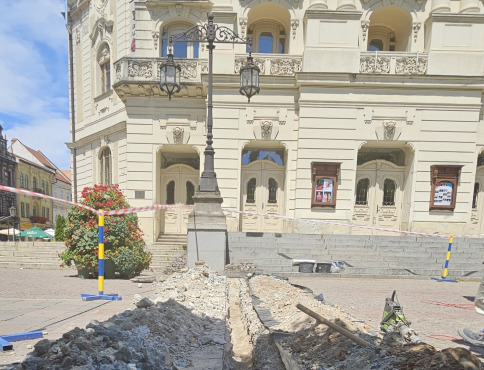Schody pred divadlom budú opäť osvetlené – začala sa výmena káblov
