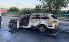 Požiar po nehode na moste VSS: Zasahovalo osem hasičov