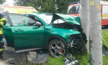Pri nehode dvoch áut na Spiši sa zranili dvaja ľudia. Zasahovalo desať hasičov
