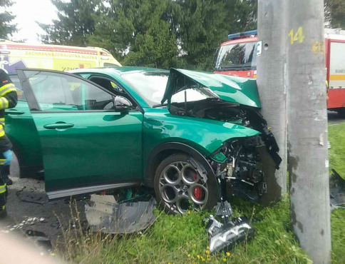 Pri nehode dvoch áut na Spiši sa zranili dvaja ľudia. Zasahovalo desať hasičov