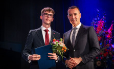Minister Drucker odovzdal prestížne ocenenie absolventovi z Prešova