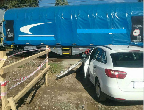 Zrážka vlaku s osobným autom na priecestí vo Valalikoch