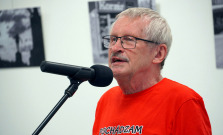 Peter Kostelník v osemdesiatke prvýkrát samostatne vystavuje