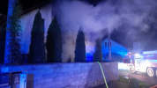 Požiar rodinného domu v Zemplínskej Teplici: hasiči zachránili jednu osobu z horiacej izby