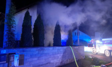 Požiar rodinného domu v Zemplínskej Teplici: hasiči zachránili jednu osobu z horiacej izby