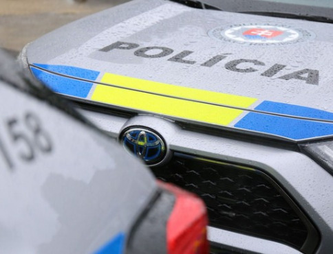 Chodkyňa utrpela po zrážke s autom vo Svidníku ťažké zranenia