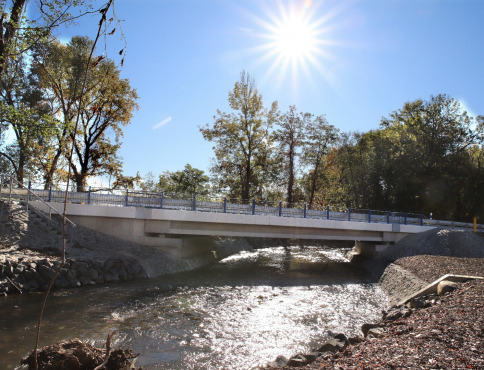 Bezpečnejšia cesta a ochrana pred povodňami: Most v Debradi má novú podobu