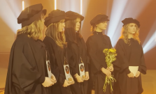 VIDEO | Na slávnostnej Akadémii Gymnázia L. Stöckela ocenili študentov, absolventov aj učiteľa