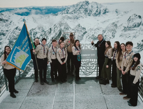 Betlehemské svetlo svieti už aj na Lomnickom štíte vo Vysokých Tatrách