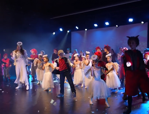 VIDEO |  Anjel Dominik a čerti: Čertovsky dobré Vianoce so SZUŠ VIVA