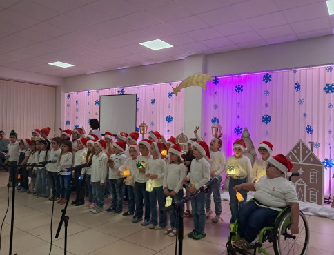 VIDEO |  Krásny program a veľké srdce: Vianoce na ZŠ Konštantínova v Stropkove