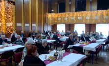 VIDEO | Na Vianoce pozvali do školy bývalých zamestnancov