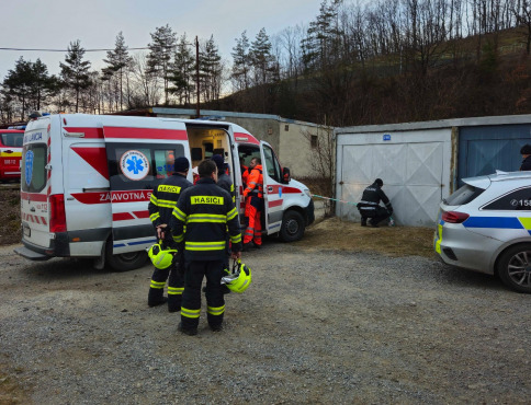 Šokujúci nález pri Prešove: V naštartovanom aute našli muža a ženu bez známok života