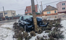 Opitý vodič so zákazom šoférovania narazil do stĺpa v obci Biel