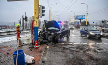 Vážna nehoda v Košiciach: vodič narazil do stĺpa, test ukázal drogy, spolujazdkyňa sa ťažko zranila