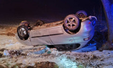 Ranný zásah v Trebišove: auto skončilo prevrátené mimo vozovky