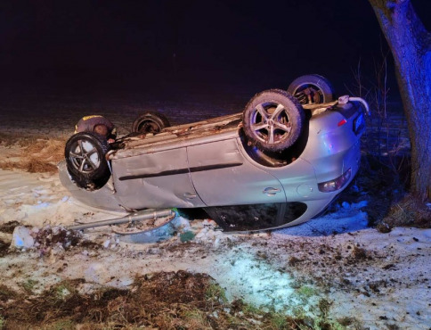 Ranný zásah v Trebišove: auto skončilo prevrátené mimo vozovky