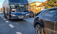Nehoda autobusu a auta pri Svinici: zranená vodička, 38 ľudí v autobuse vyviazlo bez zranení