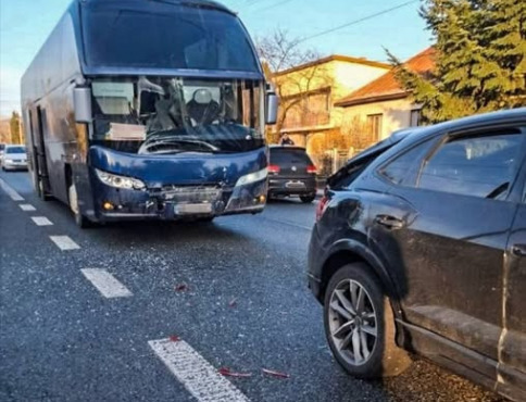 Nehoda autobusu a auta pri Svinici: zranená vodička, 38 ľudí v autobuse vyviazlo bez zranení
