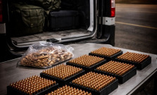 Cudzinec viezol cez hranicu strelivo bez povolenia, skončil v cele