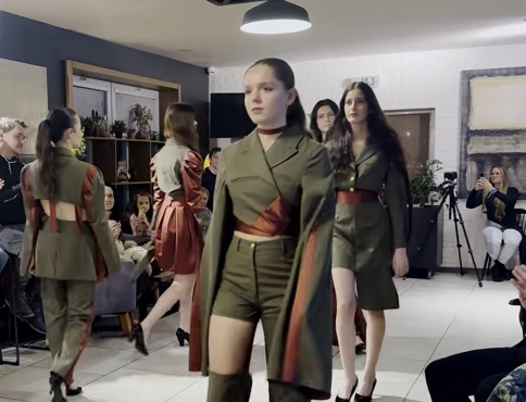 VIDEO | Módna prehliadka vo Svidníku: úspešná kolekcia mladých dizajnérok zo ŠUP Svidník