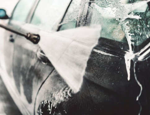 Zlodej v Raslaviciach: z autoumyvárne zmizli mincovníky