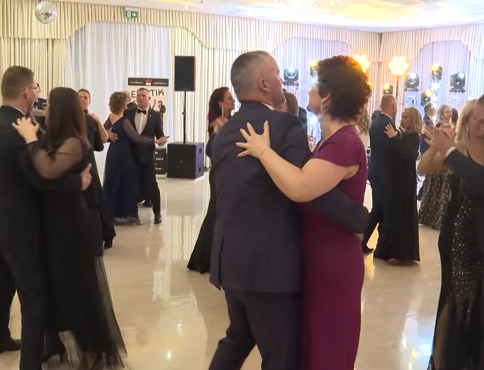 VIDEO | Mestský ples v Sečovciach prilákal stovky hostí a potvrdil rastúcu úroveň podujatia