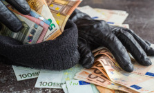 Seniori v okrese Stropkov prišli kvôli podvodníkovi o 54 380 €