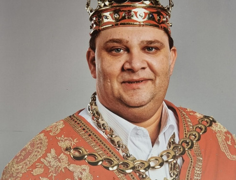 Rozlúčka s rómskym kráľom: Zlatá rakva a štyri biele kone pre poslednú cestu