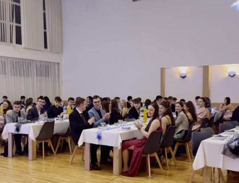 VIDEO |  Atmosféra školského plesu Starlight Glam na Strednej odbornej škole dopravnej v Prešove