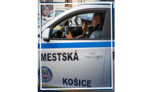 Mestskí policajti zadržali podozrivých pri rozoberaní auta na Jarmočnej ulici