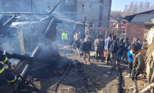 Útok na hasičov počas zásahu pri požiari v Lipanoch. Do zasahujúcich zložiek hádzali kamene