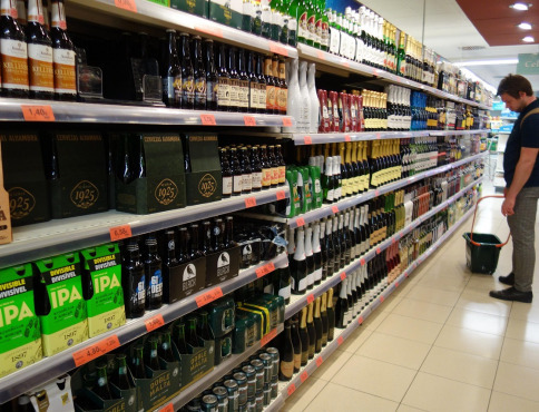 Zlodej alkoholu dlho na slobode nepobudol: policajti ho vypátrali v okolí