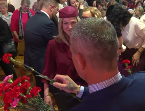 VIDEO | MDŽ plný hudby, smiechu a kvetov v Sečovciach