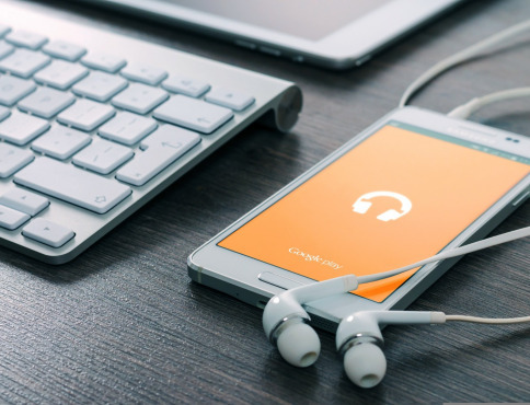 Porušovanie autorských práv na internete môže stáť páchateľa slobodu